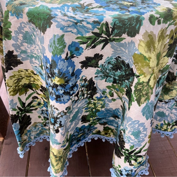 Handcrafted floral vintage circular tablecloth with 2 pillows - Picture 10 of 12